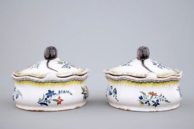 Une paire de beurriers aux souris en fa&iuml;ence de Bruxelles polychrome, 18&egrave;me