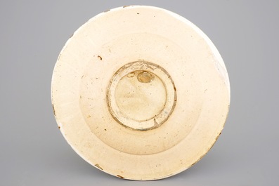 Un plat en majolique bleu et blanc au portrait de William et Mary, 17&egrave;me