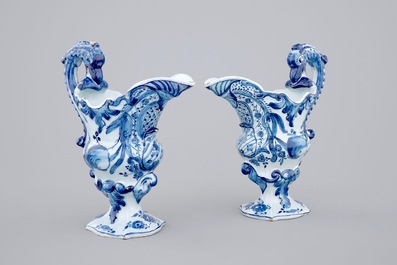 Een paar blauw-witte Delftse helmkannen, 18e eeuw