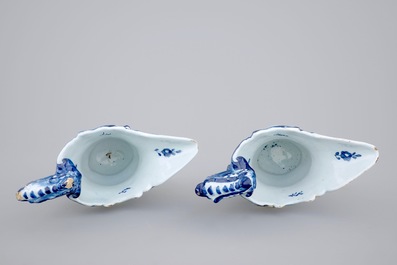Een paar blauw-witte Delftse helmkannen, 18e eeuw