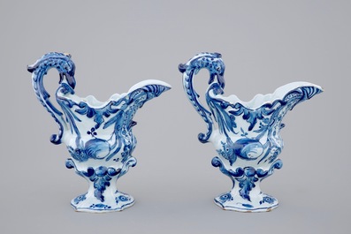 Een paar blauw-witte Delftse helmkannen, 18e eeuw