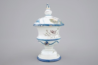 Un tirelire en fa&iuml;ence polychrome de Delft, 18&egrave;me