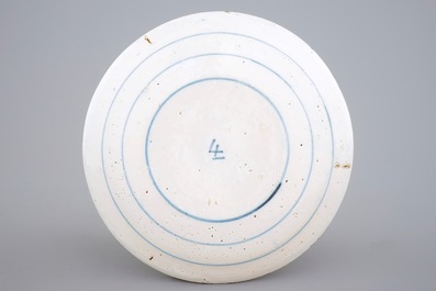 Une assiette armoiri&eacute;e en fa&iuml;ence de Delft bleu et blanc, 18&egrave;me