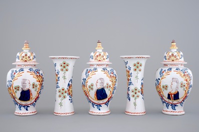 Une garniture orangiste de cinq pi&egrave;ces en fa&iuml;ence de Delft, 19&egrave;me