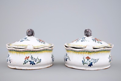 Une paire de beurriers aux souris en fa&iuml;ence de Bruxelles polychrome, 18&egrave;me