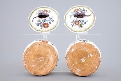 Une paire de beurriers aux souris en fa&iuml;ence de Bruxelles polychrome, 18&egrave;me