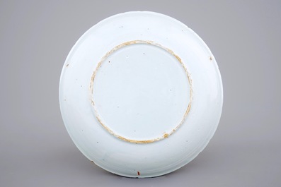 Une assiette en fa&iuml;ence de Delft bleu et blanc surd&eacute;cor&eacute; aux chinois &agrave; Amsterdam, 18&egrave;me