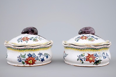 Une paire de beurriers aux souris en fa&iuml;ence de Bruxelles polychrome, 18&egrave;me