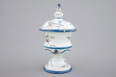 Un tirelire en fa&iuml;ence polychrome de Delft, 18&egrave;me
