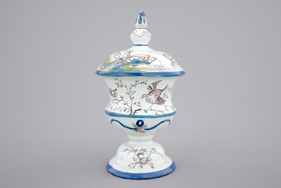 Un tirelire en fa&iuml;ence polychrome de Delft, 18&egrave;me