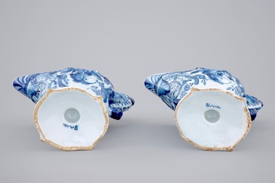 Een paar blauw-witte Delftse helmkannen, 18e eeuw