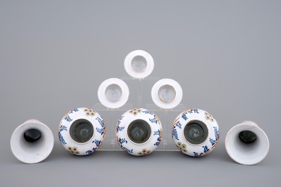 Une garniture orangiste de cinq pi&egrave;ces en fa&iuml;ence de Delft, 19&egrave;me
