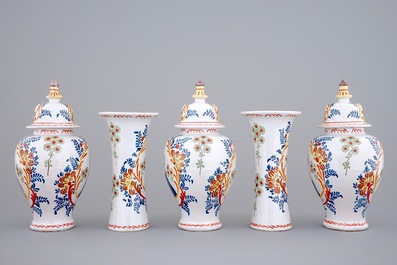 Une garniture orangiste de cinq pi&egrave;ces en fa&iuml;ence de Delft, 19&egrave;me
