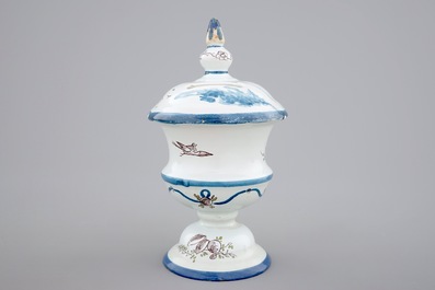 Un tirelire en fa&iuml;ence polychrome de Delft, 18&egrave;me