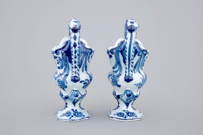 Een paar blauw-witte Delftse helmkannen, 18e eeuw