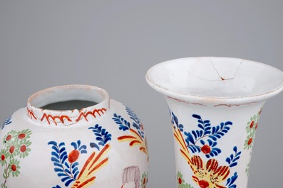 Une garniture orangiste de cinq pi&egrave;ces en fa&iuml;ence de Delft, 19&egrave;me