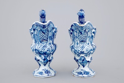 Een paar blauw-witte Delftse helmkannen, 18e eeuw