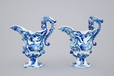 Een paar blauw-witte Delftse helmkannen, 18e eeuw