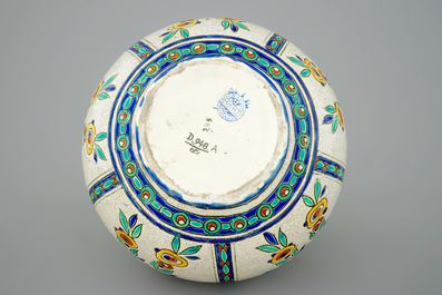 Un vase au d&eacute;cor floral de Charles Catteau pour Boch K&eacute;ramis, 1&egrave;re moiti&eacute; du 20&egrave;me