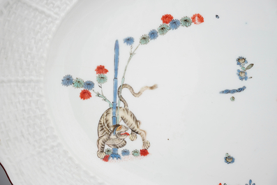 Un pr&eacute;sentoir en porcelaine de Meissen de style Kakiemon, 18&egrave;me