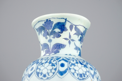 Een grote blauw-witte Delftse knobbelvaas met chinoiserie decor, 17e eeuw