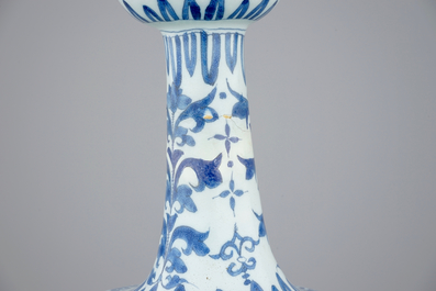 Een grote blauw-witte Delftse knobbelvaas met chinoiserie decor, 17e eeuw