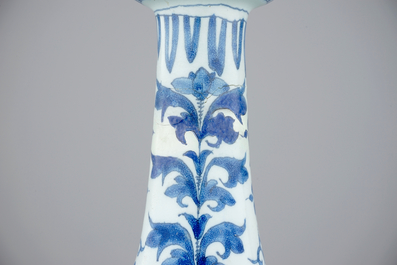 Een grote blauw-witte Delftse knobbelvaas met chinoiserie decor, 17e eeuw