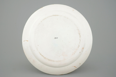 Een polychrome schotel met pastoraal decor in Italiaanse stijl, Holitsch, 18e eeuw