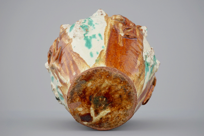 Un vase en terre verniss&eacute;e brun et vert de Saintonge, France, 18&egrave;me
