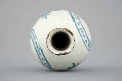 Een blauw-wit Spaans aardewerken kruikje uit Talavera, gedateerd 1722