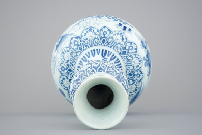 Een grote blauw-witte Delftse knobbelvaas met chinoiserie decor, 17e eeuw