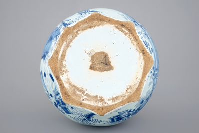 Een grote blauw-witte Delftse knobbelvaas met chinoiserie decor, 17e eeuw