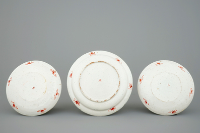 Un lot de 3 assiettes en Delft dor&eacute; aux paniers fleuris, 18&egrave;me