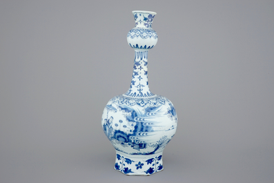 Een grote blauw-witte Delftse knobbelvaas met chinoiserie decor, 17e eeuw