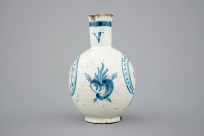 Een blauw-wit Spaans aardewerken kruikje uit Talavera, gedateerd 1722