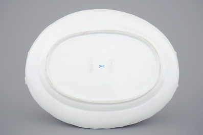 Un pr&eacute;sentoir en porcelaine de Meissen de style Kakiemon, 18&egrave;me