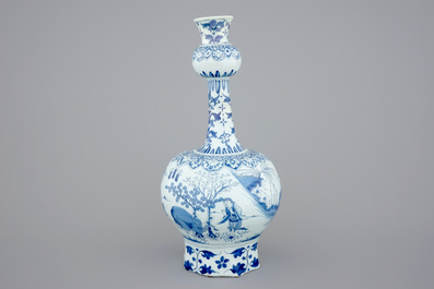 Een grote blauw-witte Delftse knobbelvaas met chinoiserie decor, 17e eeuw