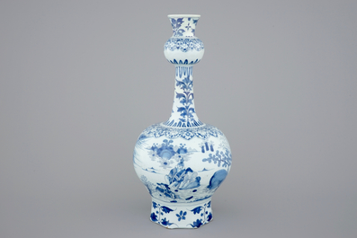 Een grote blauw-witte Delftse knobbelvaas met chinoiserie decor, 17e eeuw