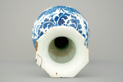 Een grote blauw-witte Delftse knobbelvaas met chinoiserie decor, ca. 1700