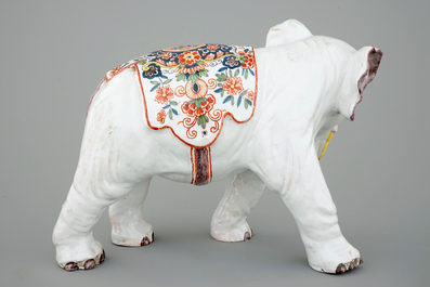 Un grand &eacute;l&eacute;phant en fa&iuml;ence de Delft polychrome, 19&egrave;me