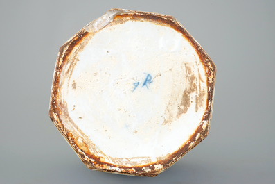 Een grote blauw-witte Delftse knobbelvaas met chinoiserie decor, ca. 1700