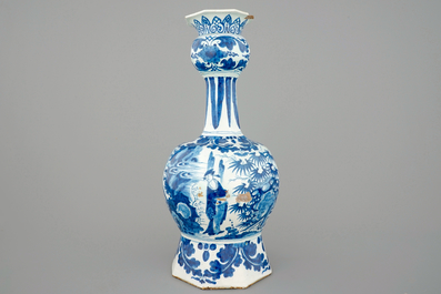 Een grote blauw-witte Delftse knobbelvaas met chinoiserie decor, ca. 1700
