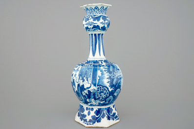 Een grote blauw-witte Delftse knobbelvaas met chinoiserie decor, ca. 1700