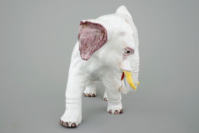Un grand &eacute;l&eacute;phant en fa&iuml;ence de Delft polychrome, 19&egrave;me