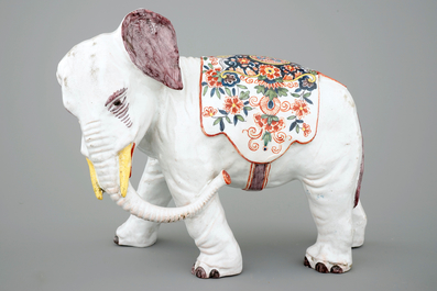 Un grand &eacute;l&eacute;phant en fa&iuml;ence de Delft polychrome, 19&egrave;me
