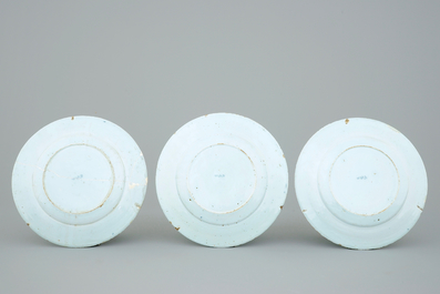 Een set van drie blauw-witte Delftse maandborden, 18e eeuw