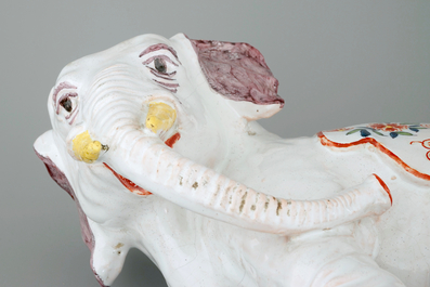 Un grand &eacute;l&eacute;phant en fa&iuml;ence de Delft polychrome, 19&egrave;me