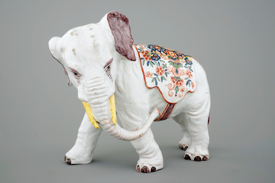 Un grand &eacute;l&eacute;phant en fa&iuml;ence de Delft polychrome, 19&egrave;me