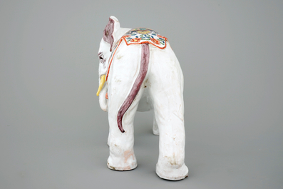 Un grand &eacute;l&eacute;phant en fa&iuml;ence de Delft polychrome, 19&egrave;me