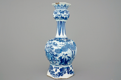 Een grote blauw-witte Delftse knobbelvaas met chinoiserie decor, ca. 1700